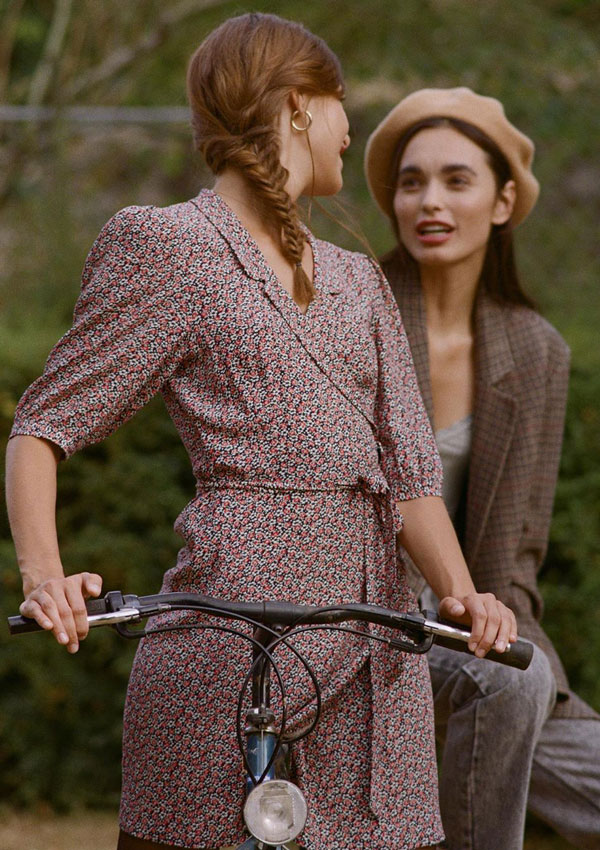 Chicas en bicicleta con ropa de Rouje