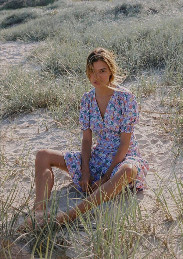 Chica en la playa con vestido de flores
