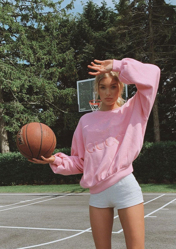 Elsa Hosk jugando a baloncesto