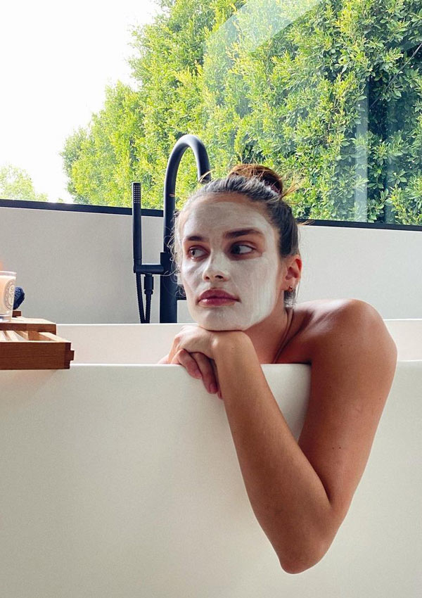 Sara Sampaio en la bañera con mascarilla facial
