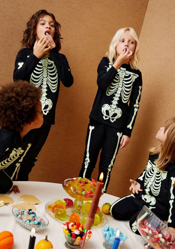 Niños con disfraces de esqueleto de Mango